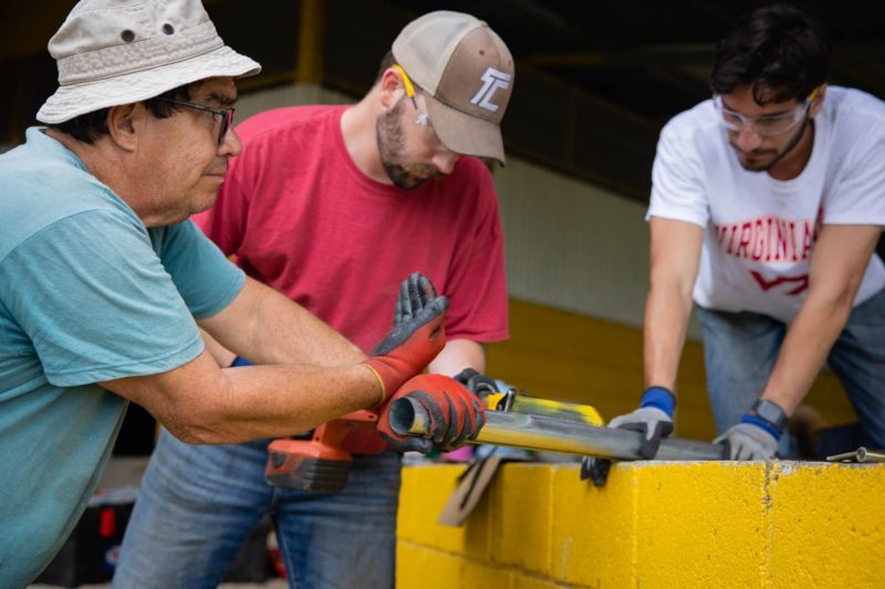 Students and faculty work on a project in Costa Rica.